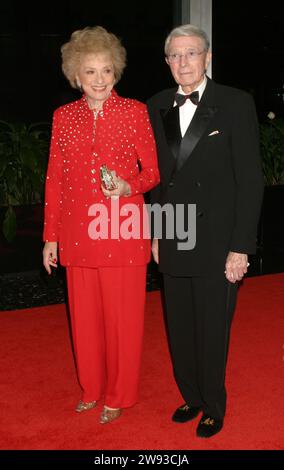 **DATEIFOTO** Selma Archerd ist verstorben. Army Archerd und Ehefrau Selma Archerd nehmen am 4. Dezember 2004 am Kennedy Center Honors Trustees Dinner im Außenministerium in Washington, DC, Teil. Foto: Henry McGee/MediaPunch Credit: MediaPunch Inc/Alamy Live News Stockfoto