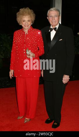 **DATEIFOTO** Selma Archerd ist verstorben. Army Archerd und Ehefrau Selma Archerd nehmen am 4. Dezember 2004 am Kennedy Center Honors Trustees Dinner im Außenministerium in Washington, DC, Teil. Foto: Henry McGee/MediaPunch Credit: MediaPunch Inc/Alamy Live News Stockfoto