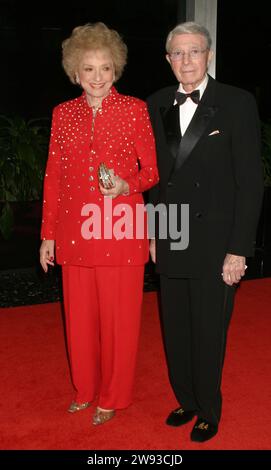 **DATEIFOTO** Selma Archerd ist verstorben. Army Archerd und Ehefrau Selma Archerd nehmen am 4. Dezember 2004 am Kennedy Center Honors Trustees Dinner im Außenministerium in Washington, DC, Teil. Foto: Henry McGee/MediaPunch Credit: MediaPunch Inc/Alamy Live News Stockfoto