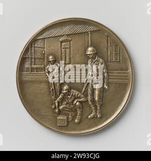 Befreiung der Zuckerfabrik Djatiroto 22. Juli 1947, Jaap Gutterswijk, Medaille 1990. Kopieren. Box Bronze Medaille in blauer Box. Vorne: Drei Marines, die Front hockte mit einer Batterie. Die anderen beiden Figuren sind, mit der Waffe im Angriff, neben der ersten. Im Hintergrund das Verwaltungsgebäude der Zuckerfabrik. Diese Performance stammt von einem Gemälde, das den Moment darstellt, als eine Gruppe von Marines pünktlich eintraf, um die Fabrik zu schützen, die von indonesischen Kämpfern gesprengt wurde. Reverse: Inschrift mit dem Corpsemblem der Marines. Zoetermeer Jatiroto. Schlecht Stockfoto