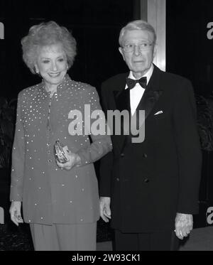 **DATEIFOTO** Selma Archerd ist verstorben. Army Archerd und Ehefrau Selma Archerd nehmen am 4. Dezember 2004 am Kennedy Center Honors Trustees Dinner im Außenministerium in Washington, DC, Teil. Foto: Henry McGee/MediaPunch Credit: MediaPunch Inc/Alamy Live News Stockfoto