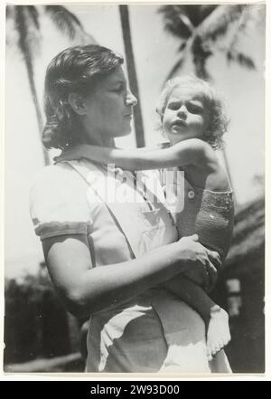 Kind geboren im japanischen Internierungslager nach der Befreiung, Anefo, 1945 - 1946 Foto .Kind, geboren in einem japanischen Internierungslager bei Batavia, nach der Befreiung. Sie wurden in ein britisches Krankenhaus eingeliefert, bis ihre Rückreise in die Niederlande Batavia fotografische Unterstützung Batavia Stockfoto