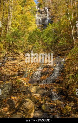 Bunte Herbstblätter an den Amicalola Falls in Dawsonville, Georgia. (USA) Stockfoto