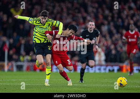 (231224) -- LIVERPOOL, 24. Dezember 2023 (Xinhua) -- Kai Havertz (L) von Arsenal fordert Endo Wataru von Liverpool während des englischen Premier League-Spiels zwischen Liverpool und Arsenal in Liverpool, Großbritannien, 23. Dezember 2023. (XINHUA) NUR FÜR REDAKTIONELLE ZWECKE. NICHT ZUM VERKAUF FÜR MARKETING- ODER WERBEKAMPAGNEN. KEINE VERWENDUNG MIT NICHT AUTORISIERTEN AUDIO-, VIDEO-, DATEN-, REGALLISTEN, CLUB-/LEAGUE-LOGOS ODER LIVE-DIENSTEN. ONLINE-IN-MATCH-NUTZUNG AUF 45 BILDER BESCHRÄNKT, KEINE VIDETEMULATION. KEINE VERWENDUNG BEI WETTEN, SPIELEN ODER PUBLIKATIONEN FÜR EINZELNE CLUBS/LIGA/SPIELER. Stockfoto