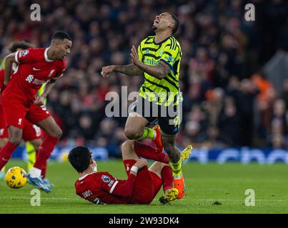 (231224) -- LIVERPOOL, 24. Dezember 2023 (Xinhua) -- Arsenals Gabriel Jesus (TOP) wird vom Liverpool Endo Wataru während des englischen Premier League-Spiels zwischen Liverpool und Arsenal am 23. Dezember 2023 in Liverpool, Großbritannien, herausgefordert. (XINHUA) NUR FÜR REDAKTIONELLE ZWECKE. NICHT ZUM VERKAUF FÜR MARKETING- ODER WERBEKAMPAGNEN. KEINE VERWENDUNG MIT NICHT AUTORISIERTEN AUDIO-, VIDEO-, DATEN-, REGALLISTEN, CLUB-/LEAGUE-LOGOS ODER LIVE-DIENSTEN. ONLINE-IN-MATCH-NUTZUNG AUF 45 BILDER BESCHRÄNKT, KEINE VIDETEMULATION. KEINE VERWENDUNG BEI WETTEN, SPIELEN ODER PUBLIKATIONEN FÜR EINZELNE CLUBS/LIGA/SPIELER. Stockfoto