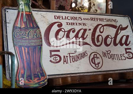 Vintage Drink Coca-Cola Dose Schild im Old Sautee Store and Market in Sautee Nacoochee in der Nähe von Helen, Georgia. (USA) Stockfoto