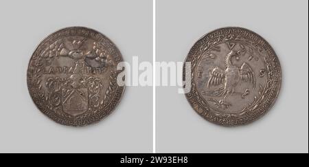 Menning anlässlich der 25-jährigen Hochzeit von Laurens Pit und Elisabeth Vogels 1658, Anonym, 1658 Runde gegossene Silbermedaille; VZ: Dischanging, in dem zwei Hände aus Wolken gestreckt sind, oben, die sich unter einem Herzen mit Pfeilen berühren, und unten Wappen mit dem Bild des Brunnens, umgeben von Rüschen und und und mit einem Helm, über dem ein geflügeltes Tier mit Gegenstand (Hammer?) In den Beinen; dazwischen ein Name; KZ: Deckel und dekorierter Kranz, in dem der Vogel mit gespreizten Flügeln und einem Zweig im Schnabel mit drei Buchstaben läuft. Silber-(Metall-)Guss Stockfoto