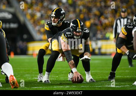 Pittsburgh, Pennsylvania, USA. Dezember 2023. 23. Dezember 2023 Pittsburgh Steelers Quarterback Mason Rudolph (2) unter Pittsburgh Steelers Center Mason Cole (61) während Pittsburgh Steelers vs. Cincinnati Bengals in Pittsburgh, PA. Jake Mysliwczyk/AMG Media (Kreditbild: © Jake Mysliwczyk/BMR via ZUMA Press Wire) NUR ZUR REDAKTIONELLEN VERWENDUNG! Nicht für kommerzielle ZWECKE! Quelle: ZUMA Press, Inc./Alamy Live News Stockfoto