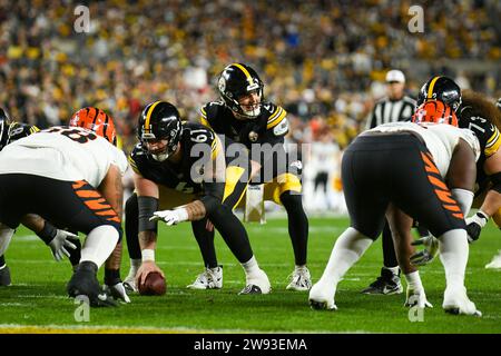 Pittsburgh, Pennsylvania, USA. Dezember 2023. 23. Dezember 2023 Pittsburgh Steelers Quarterback Mason Rudolph (2) unter Pittsburgh Steelers Center Mason Cole (61) während Pittsburgh Steelers vs. Cincinnati Bengals in Pittsburgh, PA. Jake Mysliwczyk/AMG Media (Kreditbild: © Jake Mysliwczyk/BMR via ZUMA Press Wire) NUR ZUR REDAKTIONELLEN VERWENDUNG! Nicht für kommerzielle ZWECKE! Quelle: ZUMA Press, Inc./Alamy Live News Stockfoto