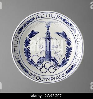 Schneller, tiefer stärker – IXE Olympiade, Porceliijne, 1928 Platte, blau gemalt mit Bild des olympischen Feuers auf dem Turm im Jahr. Mit Beschriftung. Bringen Sie zwei Löcher und Draht zurück, um die Platte aufzuhängen. Markiert. Delfter Steingut. Glasurverglasung Niederlande. Amsterdam Stockfoto
