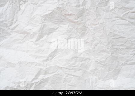 Zerknittertes oder zerknittertes weißes Schablonenpapier wird für zerknittertes Papier im Hintergrund verwendet. Stockfoto