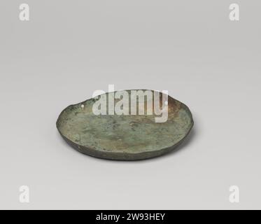 Skala, rund mit Bohrungen in der Kante, anonym, ca. 1590 - ca. 1596 Schalenskala, rund mit Bohrungen in der Kante. Kupfer (Metall) Schlagkraft (Metallbearbeitung) Nova Zembla. Huys Retten Stockfoto