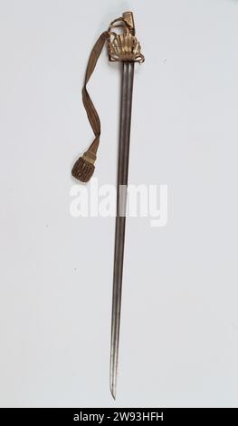 Kurassiersabel, Schimmelbusch & Sohn, 1830–1832 Säbel Sabel für Offizier des Karabiniers bzw. Kurassiers mit einer Garde de Bataille, ca. 1820. Handkappe aus Kupfer mit Verzierung und Gravur. Houten, Griff umwickelt mit Kupferdraht. Fronthalterung aus Kupfer, vier seitliche Halterungen, Korb mit Kontakthülse. Weiße Metallgranate fehlt (siehe die beiden Löcher). Halbpuffer. Auf dem Korb - geknoteter Drache aus Silber- und Goldfaden. Eiserne Klinge mit Trophäen und Blumenmotiven. Auf der einen Seite Ferse: Schimmelbusch & Sohn; auf der anderen Seite: à solingen. Schede wird vermisst. Solinger Eisen (Metall). Kupfer (Metall). Silber Stockfoto