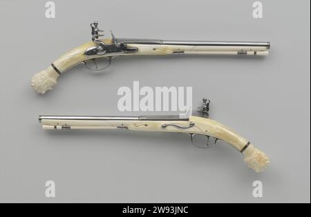 Feuerstein-Pistole mit Elfenbeinschublade, Charles Fabri, 1675 - 1680 Feuerstein-Pistole Teil eines Paares. Der Schlitz, der innen gebläut ist, ist mit einem schmalen, einem Vogel auf einem Ast und einer Signatur auf dem Schließblech verziert. Auf dem Schaft befinden sich die GMA-Buchstaben - geheftet. Der massive Elfenbeinkolben wird in Relief geschnitten und endet nach einem Band Elfenbein-Intarsien in der komplett geschnittenen Kolbenknopf in Form des bärtigen Kopfes des Herkules mit dem Kopf des Nemeischen Löwen als Helm. Der eiserne Teig besteht unter anderem aus einer Elfenbeingrenze, deren Kopf durch ein Ebenholzband wie z. B. getrennt ist Stockfoto
