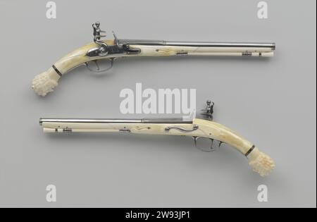 Feuerstein-Pistole mit Elfenbeinschublade, Charles Fabri, 1675 - 1680 Feuerstein-Pistole Teil eines Paares. Der Schlitz, der innen gebläut ist, ist mit einem schmalen, einem Vogel auf einem Ast und einer Signatur auf dem Schließblech verziert. Auf dem Schaft befinden sich die GMA-Buchstaben - geheftet. Der massive Elfenbeinkolben wird in Relief geschnitten und endet nach einem Band Elfenbein-Intarsien in der komplett geschnittenen Kolbenknopf in Form des bärtigen Kopfes des Herkules mit dem Kopf des Nemeischen Löwen als Helm. Der eiserne Teig besteht unter anderem aus einer Elfenbeingrenze, deren Kopf durch ein Ebenholzband wie z. B. getrennt ist Stockfoto