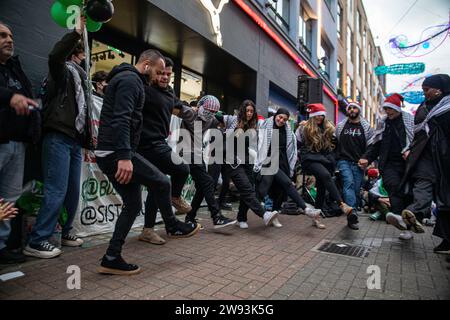 London, Vereinigtes Königreich - 16. Dezember 2023: Protest pro Palästina auf der Oxford Street. Stockfoto