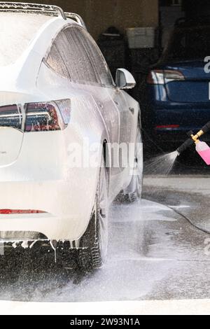 Umweltfreundliche Reinigung: Elektroautos zu Hause waschen Stockfoto