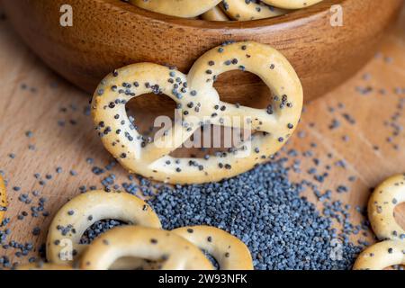 Mohnsamen mit getrockneten Bagels auf dem Tisch, traditionelle slawische Süßigkeiten für Tee oder Kaffee Stockfoto