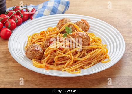 Italienische Spaghetti mit Fleischbällchen in Tomatensauce Stockfoto
