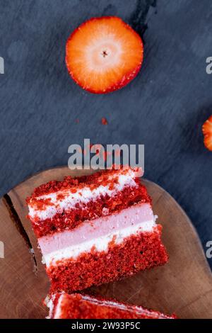 Frischer Kuchen mit Erdbeergeschmack, Erdbeerbonbons und Desserts Stockfoto