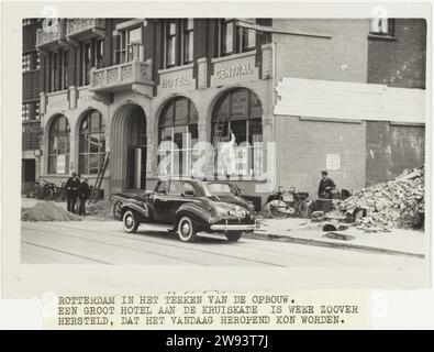 Die Wiedereröffnung des Hotels nach dem Bombenanschlag wurde das 1940 Foto Hotel Central leicht getroffen während des Bombenanschlags vom 14. Mai auf Rotterdam und wird einige Wochen später wieder geöffnet. Ein Maler ist immer noch mit Reparaturen beschäftigt. Textstreifen hängen am Foto fest. Rotterdam fotografische Unterstützung verwüstet, ruiniert Ort oder Stadt ( Kriegsführung) Rotterdam Stockfoto