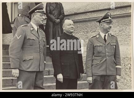 Seyss Inquart, Mussert and Himmler, 1940 - 1944 fotografieren drei Soldaten, die sich in Uniform für eine Treppe ausgeben. Von links nach rechts: A. Seyss Inquart, Rijks commissioner for the Netherlands, A. Mussert, Führer des NSB und H. Himmler, Reichsführer der SS. Niederlande Fotounterstützung Niederlande Stockfoto