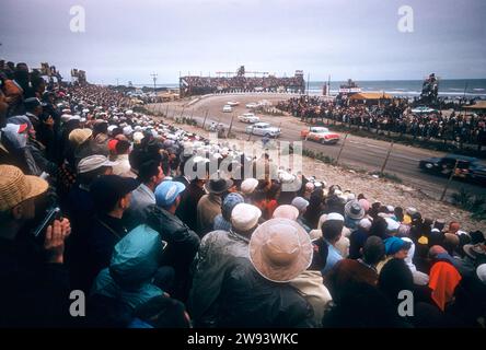 DAYTONA BEACH, FL - 26. FEBRUAR: Die Fans beobachten das Geschehen während des Daytona Beach and Road Courses am 26. Februar 1956 in Daytona Beach, Florida. (Foto: Hy Peskin) Stockfoto