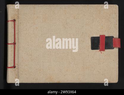 Fotoalbum Wehrmacht, 1938 - ca. 1941 Fotoalbum mit beigefarbenem Leineneinband und roter Lederspitze durch die Rückseite. Verschluss an der Vorderseite des Metalls, die Lippe ist gebrochen. Der Inhalt enthält 24 Blatt dunkelbrauner Pappe, von denen die letzten sechs leer sind. Das Album enthält insgesamt 53 Fotos und Postkarten. Pergamin zwischen den Seiten. Das Album beginnt mit Fotos aus dem Jahr 1938 in Deutschland. Im Mai 1940 folgte die Invasion der Niederlande mit Fotos aus Rotterdam, dem Moerdijkbrug und ähnlichem. Einige Fotos sind in Sütterlin auf der Rückseite geschrieben. Fotoförderung Deutschland. Cardbo Stockfoto