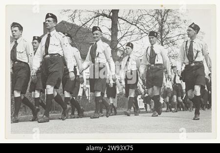 Gelebter Jugendsturm des Jugendsturms, 1935–1937 Foto Gruppe des Jugendsturms verläuft durch eine Straße. Es gibt hauptsächlich Erwachsene Mitglieder des Jugendsturms, wie auf Foto NG-2007-35-32. Die Erwachsenen in der Führung hatten oft Titel, die vom Pfadfinder abgeleitet wurden, wie Vaandrig und Hopman. Zeist fotografische Unterstützung Gelatine Silberdruck Militärparade, Wettbewerb Zeist Stockfoto