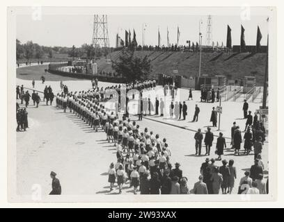 Jugendsturm im Stadion Galgenwaard, 1942 Foto am 20. Juni 1942 befindet sich Eine lange Reihe von Mitgliedern des Jeugdstorm am Eingang des Galgenwaard Stadions in Utrecht. Im Stadion werden sie an der Vereidigung von 3000 Führungskräften des NSB teilnehmen. Die Eid-Zeremonie war das Ergebnis eines Kompromisses zwischen den Deutschen und dem NSB. Die Deutschen wollten keinen Eid auf Hitler (den Mussert heimlich zuvor getan hatte). Dutch Ssers legte den Eid auf Hitler ab, die Führungskräfte des NSB auf Mussert. Utrecht fotografische Unterstützung Militäranzug, Wettbewerb Utrecht Stockfoto