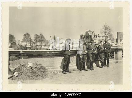 Deutsche Soldaten in zerstörten Häusern, 1940 Foto fünf deutsche Soldaten posieren auf einer Brücke mit den zerstörten Häusern in Rotterdam im Hintergrund. Rotterdam fotografische Unterstützung Gelatine Silberdruck Besetzung  Krieg. Verwüstet, ruiniert Ort oder Stadt ( Kriegsführung) Rotterdam Stockfoto
