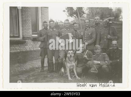 Deutsche Soldaten machen Musik, 1941 - 1942 fotografieren Eine Gruppe von Wehrmachtssoldaten in Hoek van Holland machen Musik. Man sieht ein Akkordeon, triangel, Becken und einen Hund. Hoek van Holland fotografische Unterstützung Gelatine Silberdruck Besetzung  Krieg. Erholung  der Soldat aus dem Dienst Hoek van Holland Stockfoto