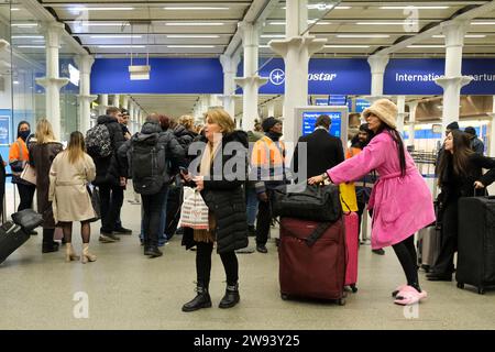 London, Großbritannien. Dezember 2023. Reisende für den letzten Eurostar-Flug nach Paris am Bahnhof St. Pancras an einem viel ruhigeren Tag, verglichen mit Donnerstag, als Arbeiter in Frankreich einen unerwarteten Streik veranstalteten, der zur Streichung der Züge ab Mittag führte. Quelle: Eleventh Photography/Alamy Live News Stockfoto