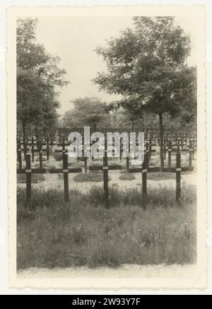 Deutscher Soldatenfriedhof, 1940 fotografieren Sie Einen Friedhof mit deutschen Soldaten unter großen Bäumen: Viele Reihen dunkler Kreuze. Auf der Rückseite ist: Soldatenfriedhof bei Amsterdam Amsterdam fotografische Unterstützung Gelatine Silberdruck Besetzung  Krieg. Kirchhof, Friedhof Amsterdam Stockfoto