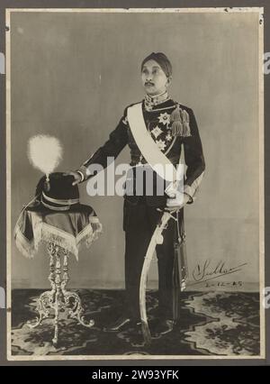 Hamengke Boewono VIII (1861–1939), Sultan Van Jokjakarta (1921–1939), 1925 Fotografie Staatsporträt des Sultans von Jokjakarta, Hamengkoe Boewono VIII Das Porträt ist signiert mit „Sultan 2-12-25“. Niederländisch-Ostindien, die fotografische Unterstützung historischer Personen Jogjakarta Stockfoto