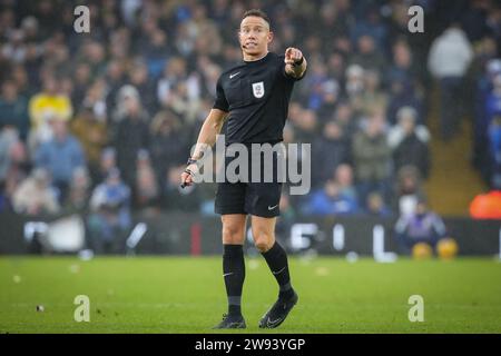 Leeds, Großbritannien. Dezember 2023. Schiedsrichter Stephen Martin Gesten während des Sky Bet Championship Matches Leeds United gegen Ipswich Town in der Elland Road, Leeds, Großbritannien, 23. Dezember 2023 (Foto: James Heaton/News Images) in Leeds, Vereinigtes Königreich am 23. Dezember 2023. (Foto: James Heaton/News Images/SIPA USA) Credit: SIPA USA/Alamy Live News Stockfoto