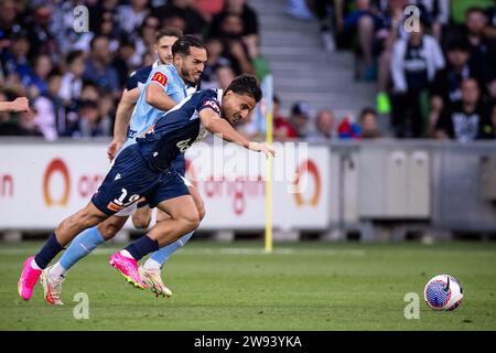 Melbourne, Australien, 23. Dezember 2023. Daniel Arzani von Melbourne Victory kontrolliert den Ball während Runde 9 des Isuzu Ute A-League Männer Fußballspiels zwischen Melbourne City FC und Melbourne Victory FC im AAMI Park am 23. Dezember 2023 in Melbourne, Australien. Quelle: Santanu Banik/Speed Media/Alamy Live News Stockfoto