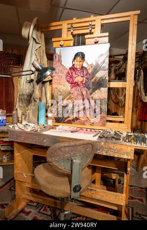 Der berühmte Künstler Ray Swanson Studio Replica und das farbenfrohe Navajo Child Painting Portrait. Phippen Museum Indianer-amerikanische Kunst Prescott Arizona USA Stockfoto