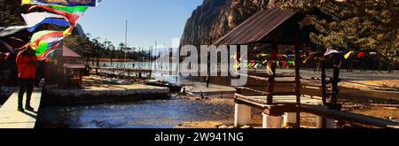 Abgelegene Landschaft und schöner Madhuri See (Sonnengester See) umgeben von himalaya Bergen, tawang Bezirk von arunachal pradesh, indien Stockfoto