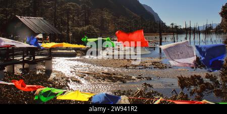 Abgelegene Landschaft und schöner Madhuri See (Sonnengester See) umgeben von himalaya Bergen, tawang Bezirk von arunachal pradesh, indien Stockfoto