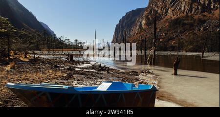 Abgelegene Landschaft und schöner Madhuri See (Sonnengester See) umgeben von himalaya Bergen, tawang Bezirk von arunachal pradesh, indien Stockfoto