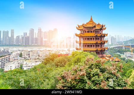 Gelber Kranturm vor blauem Himmel in wuhan, China, bedeuten die vier chinesischen Schriftzeichen „so weit Sie in Hubei sehen können“. Stockfoto