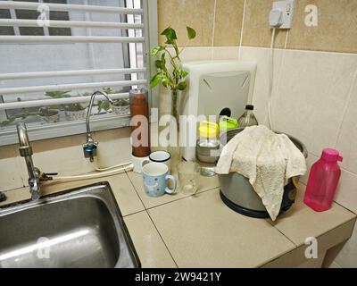 Wasserhahn für Hauswasserfilter am Herd des Küchenbeckens Stockfoto