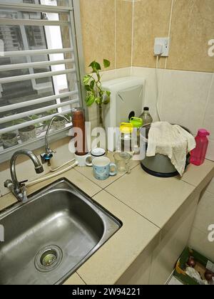 Wasserhahn für Hauswasserfilter am Herd des Küchenbeckens Stockfoto