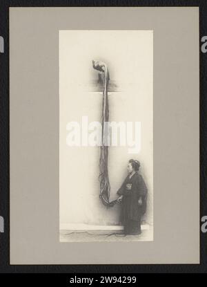 Japanische Frau mit dem Schwanz eines Hahns in der Hand, Japan, ca. 1895 - ca. 1915 Fotografie Japan fotografische Unterstützung. Pappe Gelatine Silberdruck Japan Stockfoto