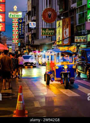 Bangkok Thailand 10. Juli 2022, Verkehrslärm in der Stadt am Abend der Abenddämmerung, Bangkok Stadtverkehr mit einem bunten Tuk Tuk in der Stadt China Town mit Neonlichtern Stockfoto