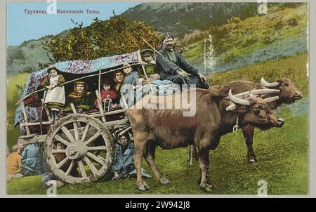 Wagen mit Menschen gezogen von zwei Ochsen, ca. 1895 - ca. 1915 Foto Wagen, in dem Frauen und Kinder sitzen, gesteuert von einem Mann mit einem Stock in der Hand. Oben links steht der Titel auf Russisch. Kaukasuspapier. Pappfotolithographie Kaukasus Stockfoto