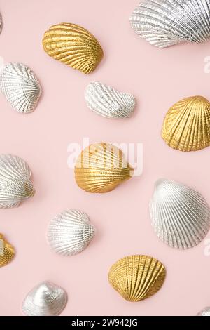 Glänzende Cockle Muscheln Kollektion auf Pink. Stockfoto