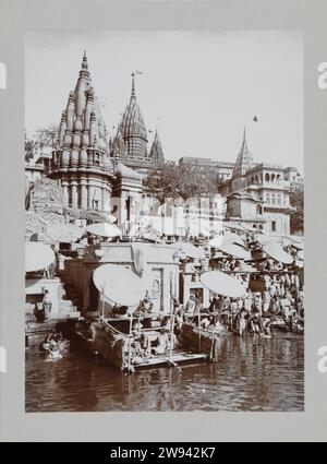 Benares on the Ganges, ca. 1895 - ca. 1915 Foto unten links ein Mann geht durch das Wasser, über ihm hält eine Frau ihre Hand gegen eine Wand. Benares Papier. Pappe Benares Stockfoto