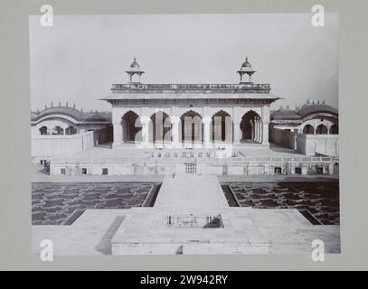 Khas Mahal mit im Vordergrund der Traubengarten (Anguri Bagh), ca. 1895 - ca. 1915 Fotografieren Sie den Khas Mahal Palast, Teil des Fort Agra. Agra-Papier. Pappe Agra Stockfoto